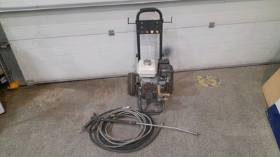 Lot 476 - PETROL ENGINE PRESSURE WASHER