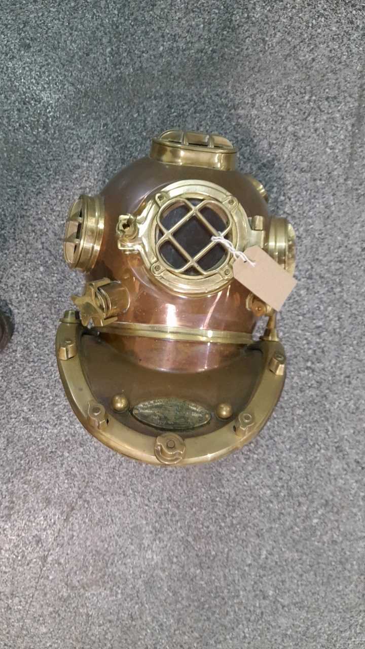 Lot 158 - DIVERS HELMET