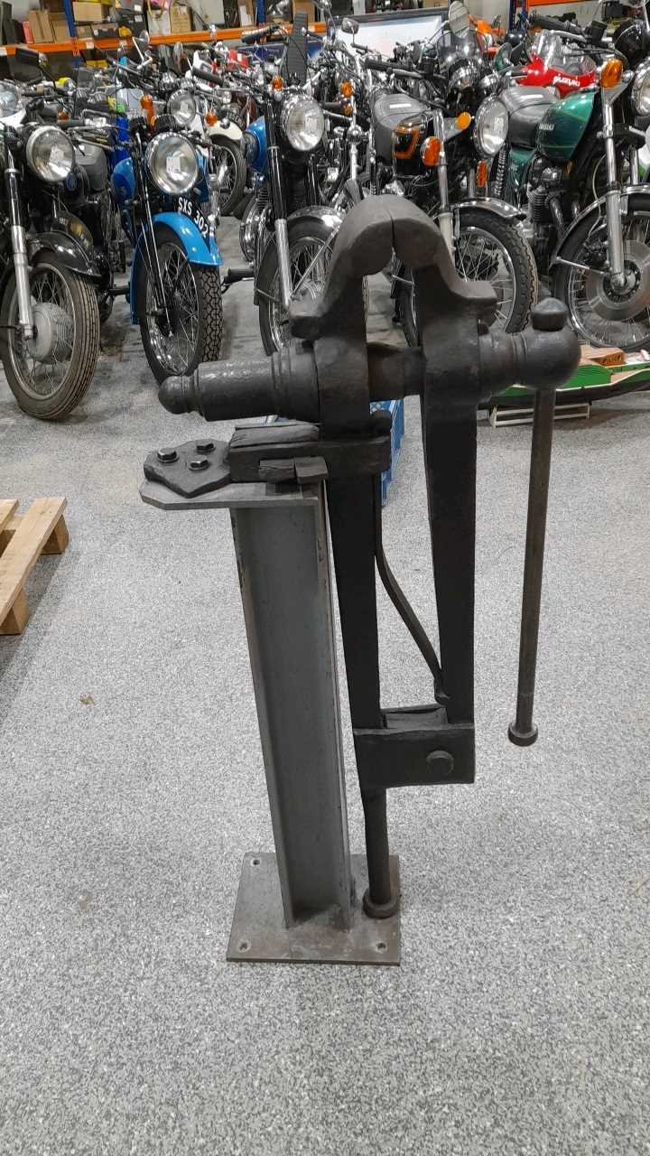 Lot 35 - BLACKSMITHS LEG VICE