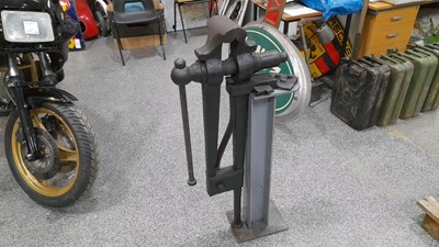Lot 35 - BLACKSMITHS LEG VICE