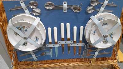 Lot 484 - WICKER PICNIC HAMPER