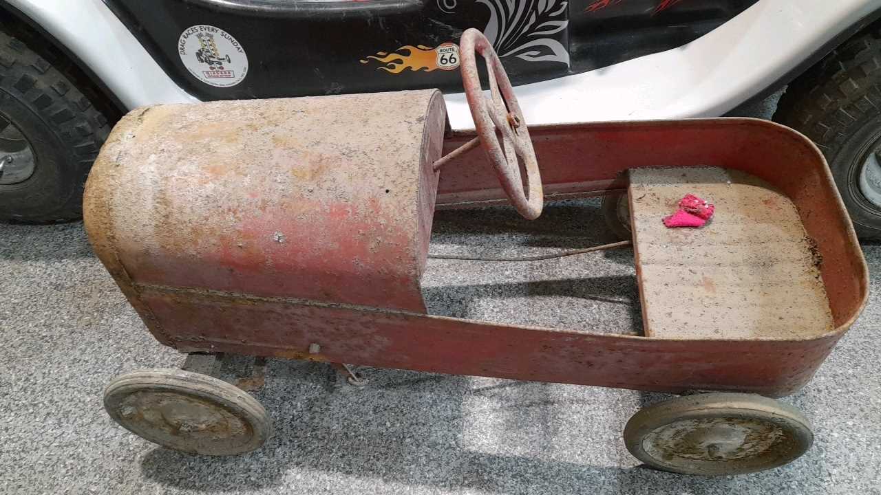 Lot 613 - TRIANG PEDAL CAR