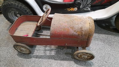 Lot 613 - TRIANG PEDAL CAR