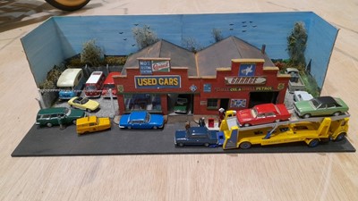 Lot 361 - 1.76 SCALE GARAGE WORKSHOP & SALES PITCH, INC CARS AND WORKING GARAGE LIGHTS