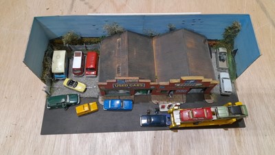 Lot 361 - 1.76 SCALE GARAGE WORKSHOP & SALES PITCH, INC CARS AND WORKING GARAGE LIGHTS