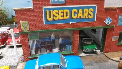 Lot 361 - 1.76 SCALE GARAGE WORKSHOP & SALES PITCH, INC CARS AND WORKING GARAGE LIGHTS