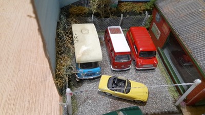 Lot 361 - 1.76 SCALE GARAGE WORKSHOP & SALES PITCH, INC CARS AND WORKING GARAGE LIGHTS