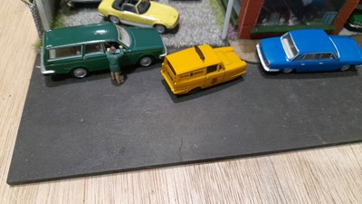 Lot 361 - 1.76 SCALE GARAGE WORKSHOP & SALES PITCH, INC CARS AND WORKING GARAGE LIGHTS