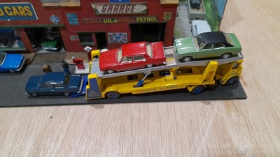 Lot 361 - 1.76 SCALE GARAGE WORKSHOP & SALES PITCH, INC CARS AND WORKING GARAGE LIGHTS