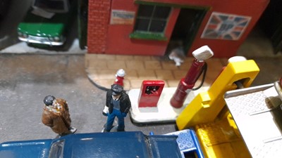 Lot 361 - 1.76 SCALE GARAGE WORKSHOP & SALES PITCH, INC CARS AND WORKING GARAGE LIGHTS