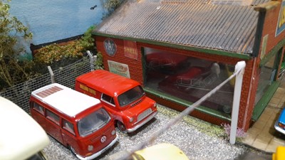 Lot 361 - 1.76 SCALE GARAGE WORKSHOP & SALES PITCH, INC CARS AND WORKING GARAGE LIGHTS