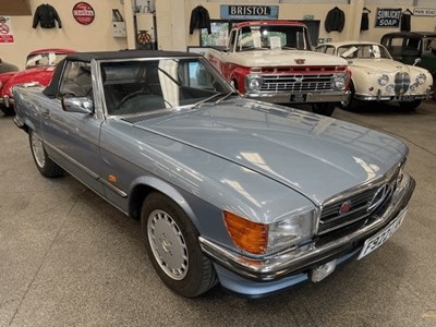 Lot 220 - 1988 MERCEDES 500SL