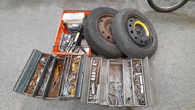 Lot 900 - 2X ROAD WHEELS,2X TOOLBOXES & BOX OF VARIOUS ITEMS