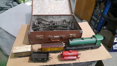 Lot 599 - STEAM ENGINE & CARRIAGES + TRACK