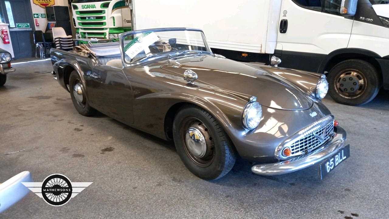 Lot 33 - 1961 DAIMLER SP 250