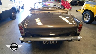 Lot 33 - 1961 DAIMLER SP 250