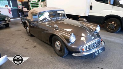 Lot 33 - 1961 DAIMLER SP 250