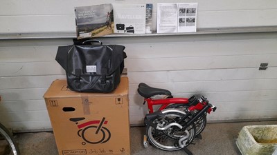 Lot 891 - BROMPTON FOLD UP CYCLE , RED , 6 SPEED , FRONT CARRY BAG , NEVER RIDDEN STILL IN ORIGINAL BOX