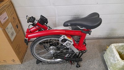 Lot 891 - BROMPTON FOLD UP CYCLE , RED , 6 SPEED , FRONT CARRY BAG , NEVER RIDDEN STILL IN ORIGINAL BOX