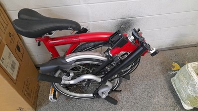 Lot 891 - BROMPTON FOLD UP CYCLE , RED , 6 SPEED , FRONT CARRY BAG , NEVER RIDDEN STILL IN ORIGINAL BOX