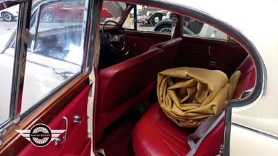 Lot 613 - 1964 DAIMLER V8 AUTO