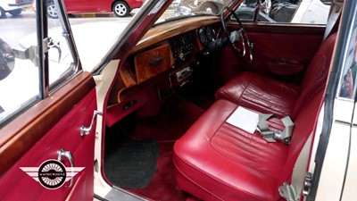 Lot 613 - 1964 DAIMLER V8 AUTO