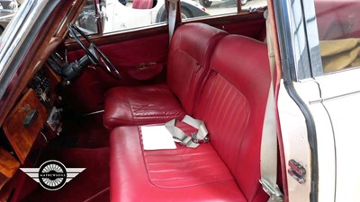 Lot 613 - 1964 DAIMLER V8 AUTO