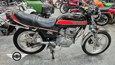 Lot 668 - 1981 HONDA 250 SUPERDREAM