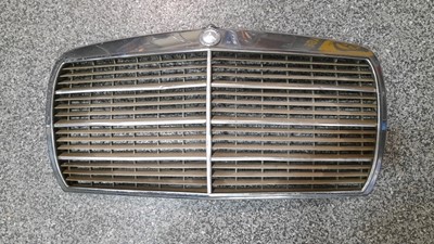 Lot 715 - MERCEDES GRILLE