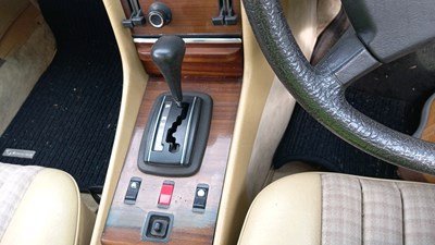 Lot 614 - 1983 MERCEDES 380 SL AUTO