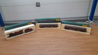 Lot 501 - HORNBY HARRY POTTER , THE ORDER OF THE PHOENIX HOGWARTS EXPRESS LOCO & CARRIAGES