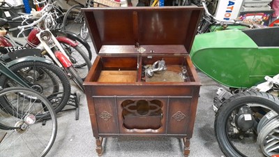 Lot 727 - GILBERT WIND UP GRAMOPHONE