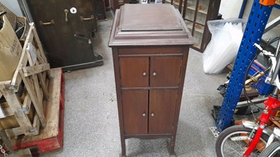 Lot 765 - OLD STYLE WOODEN WIND UP RECORD PLAYER