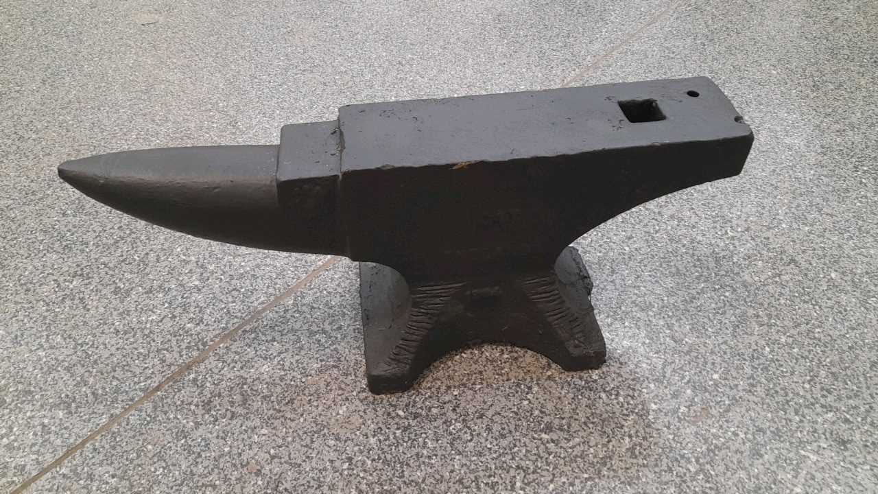 Lot 843 - SMALL BLACKSMITH ANVIL
