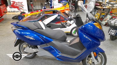 Lot 50 - 2007 VECTRIX ELECTRIC MAXI SCOOTER