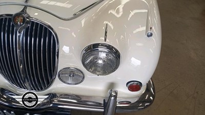 Lot 844 - 1969 JAGUAR 2.4/240