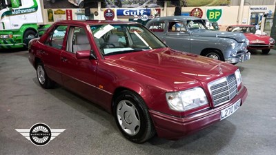 Lot 344 - 1993 MERCEDES E200 AUTO