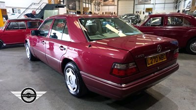 Lot 344 - 1993 MERCEDES E200 AUTO