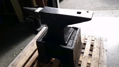 Lot 135 - BLACKSMITH LARGE ANVIL WITH BASE