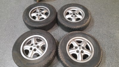 Lot 567 - 4 X LAND ROVER DISCOVERY ALLOY WHEELS  & TYRES 235/ 70 R16  106T