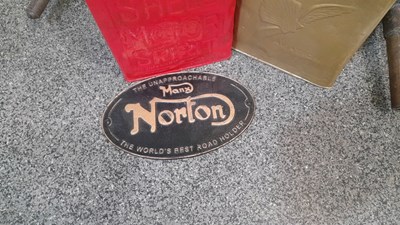 Lot 581 - SELECTION OF MEMORABILIA ITEMS