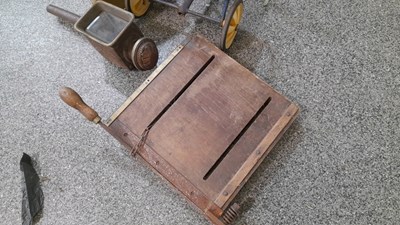 Lot 581 - SELECTION OF MEMORABILIA ITEMS