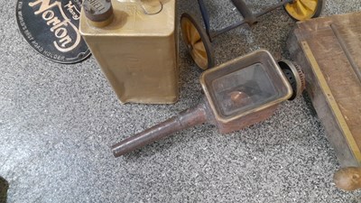 Lot 581 - SELECTION OF MEMORABILIA ITEMS