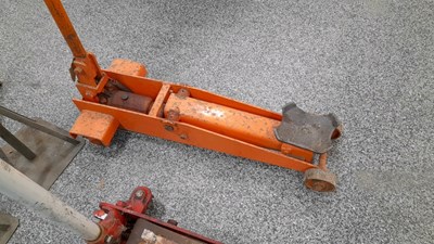 Lot 895 - 2 X TROLLEY JACKS & AXLE STANDS