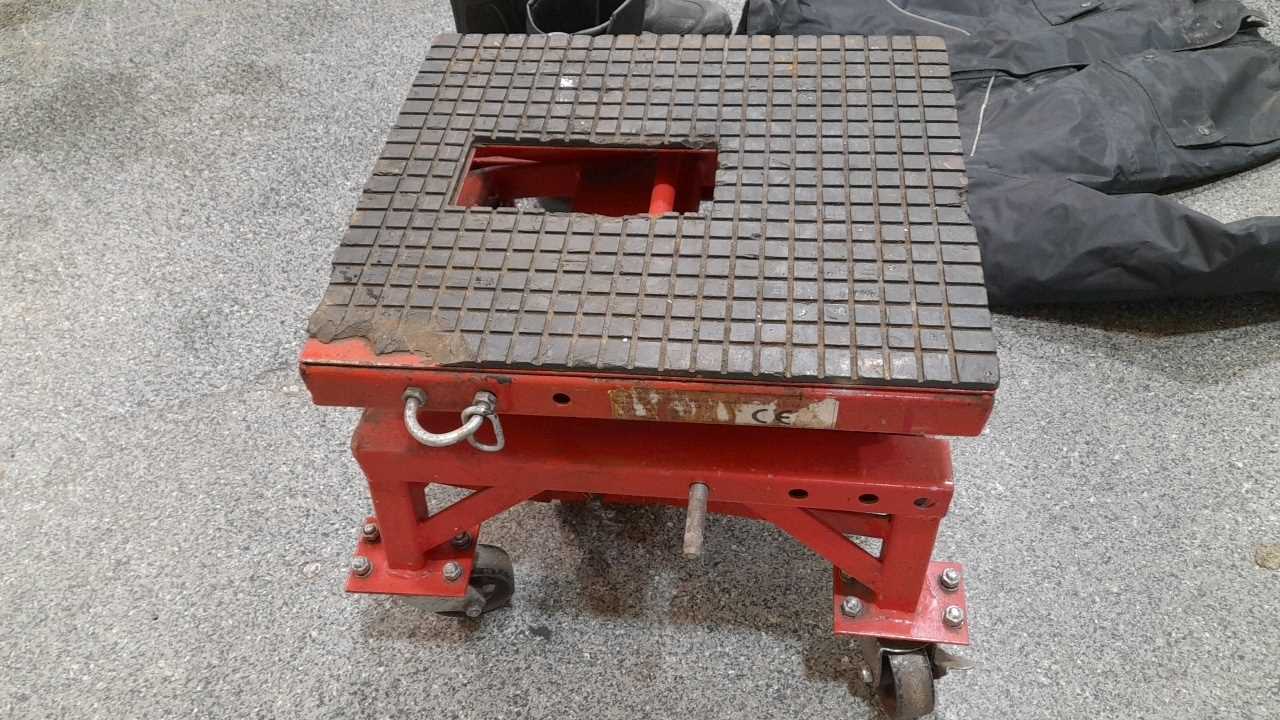 Lot 887 MOTORCYCLE LIFT, 2 PAIRS OF BOOTS & JACKET