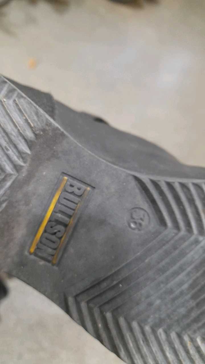 Lot 887 MOTORCYCLE LIFT, 2 PAIRS OF BOOTS & JACKET