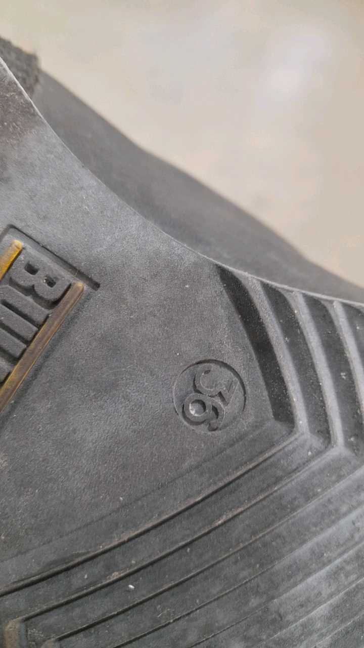 Lot 887 MOTORCYCLE LIFT, 2 PAIRS OF BOOTS & JACKET