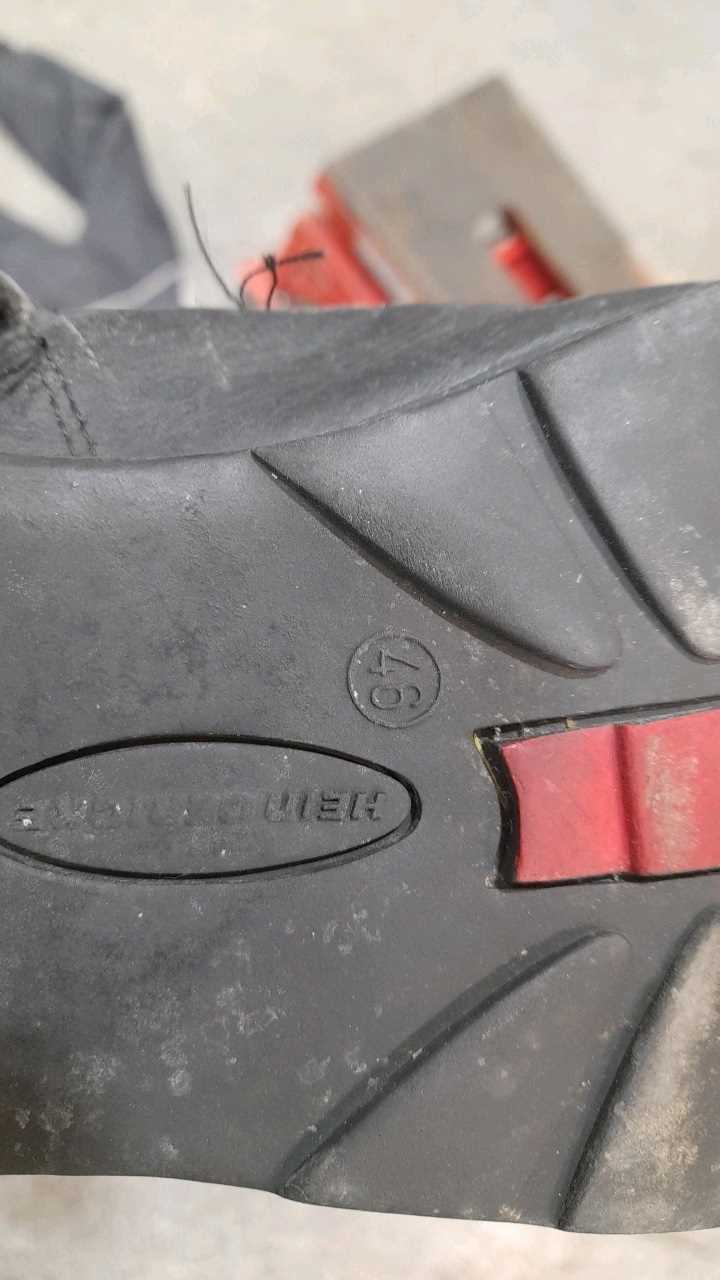 Lot 887 MOTORCYCLE LIFT, 2 PAIRS OF BOOTS & JACKET