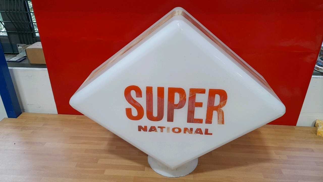 Lot 35 SUPER NATIONAL GLASS GLOBE