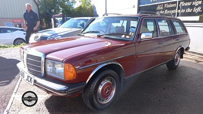 Lot 712 - 1983 MERCEDES 200 ESTATE